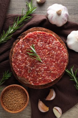 Izgara et pişirmek için gerekli malzemeler: