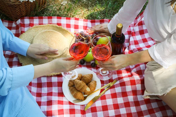 Doğada zaman geçirmek - piknik, piknik için aksesuarlar