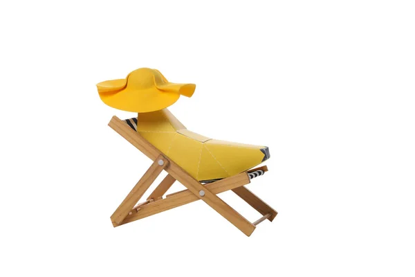 Cadeira Convés Com Banana Decorativa Com Chapéu Isolado Fundo Branco — Fotografia de Stock