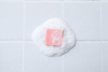 Sabun - spa, güzellik prosedürleri ve cilt bakımı konsepti, üst görünüm