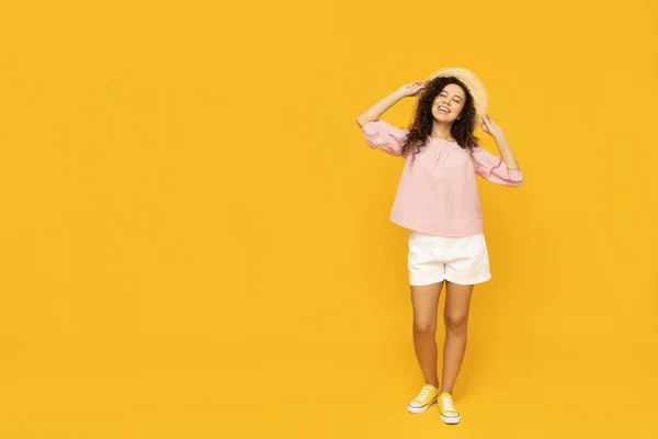 Yaz Tatilinde Genç Bir Kadın Sarı Arka Planda Giyiniyor — Stok fotoğraf