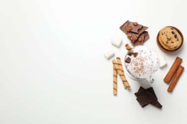 Lezzetli taze yaz tatlısı- çikolatalı milkshake, yazı için yer