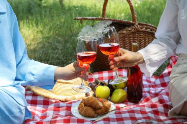 Doğada zaman geçirmek - piknik, piknik için aksesuarlar
