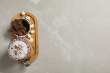 Lezzetli taze yaz tatlısı- çikolatalı milkshake, yazı için yer