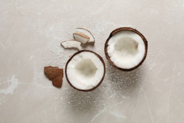 Hindistan cevizi ve hindistan cevizi tozu karışımı, üst görünüm.