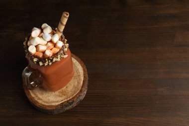 Lezzetli taze yaz tatlısı- çikolatalı milkshake, yazı için yer