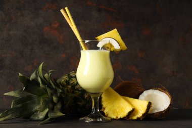 Taze yaz kokteyli - Pina colada, taze yaz içeceği konsepti