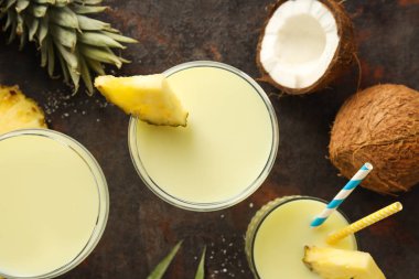 Taze yaz kokteyli - Pina colada, taze yaz içeceği konsepti