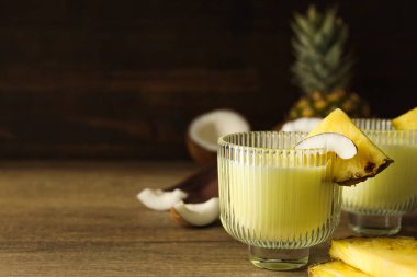 Taze yaz kokteyli - Pina colada, taze yaz içeceği konsepti