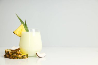 Taze yaz kokteyli - Pina colada, taze yaz içeceği konsepti