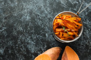 Lezzetli yemek kavramı - tatlı patates kızartması