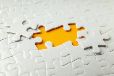 Turuncu arka planda iki yapboz olmayan beyaz bulmacalar