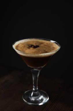 Espresso martini kokteyli, lezzetli alkol içeceği, tatlı kokteyli.