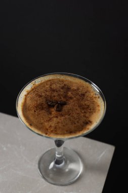 Espresso martini kokteyli, lezzetli alkol içeceği, mesaj atmak için yer.