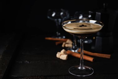 Espresso martini kokteyli, lezzetli alkol içeceği, mesaj atmak için yer.