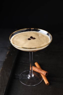 Espresso martini kokteyli, lezzetli alkol içeceği, tatlı kokteyli.