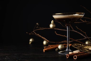 Espresso martini kokteyli, lezzetli alkol içeceği, mesaj atmak için yer.