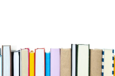 Beyaz arkaplanda izole edilmiş farklı kitap grupları