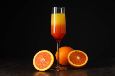 Turuncu kokteyl, taze lezzetli yaz turunçgil kokteyli konsepti.