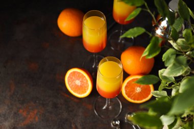 Turuncu kokteyl, taze lezzetli yaz turunçgil kokteyli konsepti.