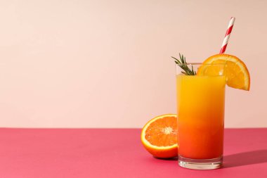 Turuncu kokteyl, taze lezzetli yaz turunçgil kokteyli konsepti.