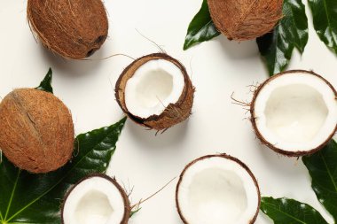 Beyaz arka planda Hindistan cevizi olan yaz konsepti kompozisyonu