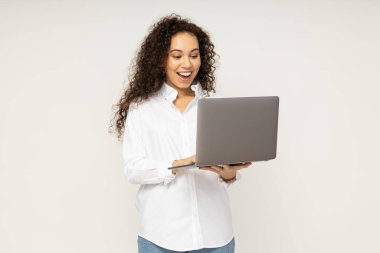 Beyaz geçmişi, işi ve işi olan genç bir iş kadını