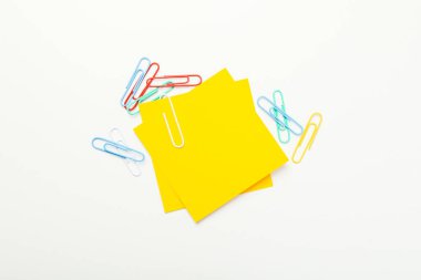 Farklı ofis aksesuarları kavramı - ataçlı kağıt