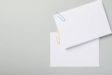 Farklı ofis aksesuarları kavramı - ataçlı kağıt