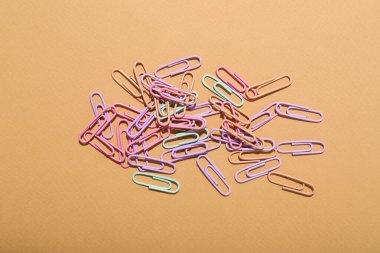 Farklı ofis aksesuarları kavramı - bej arkaplan klipleri