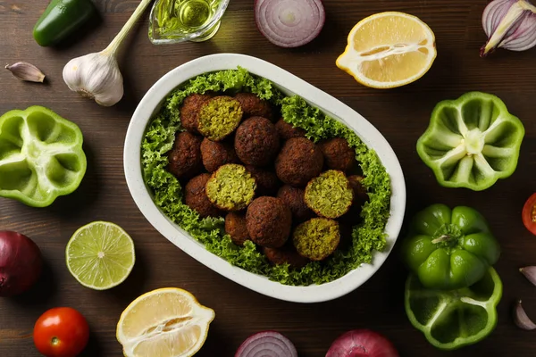 Vejetaryen yemek konsepti - falafel, lezzetli falafel topları