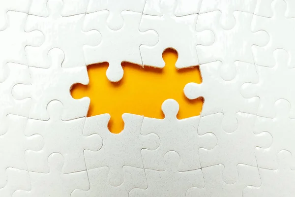Rompecabezas Blancos Sin Dos Puzzles Sobre Fondo Naranja —  Fotos de Stock