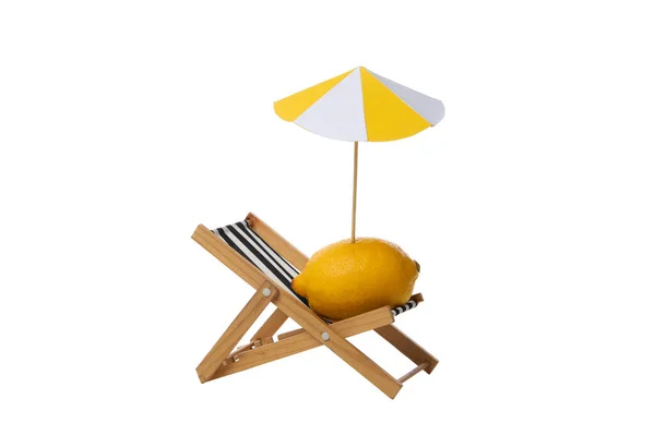 Cadeira Convés Com Limão Com Guarda Chuva Praia Isolado Fundo — Fotografia de Stock