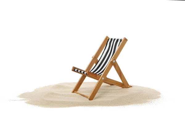 Güverte Sandalyesi Beyaz Arkaplanda Izole Edilmiş Kumda — Stok fotoğraf