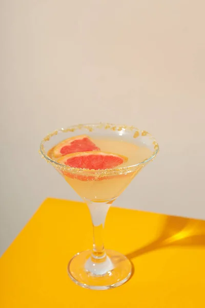 柚子鸡尾酒 聚会用的酒精或非酒精饮料 文字空间 — 图库照片