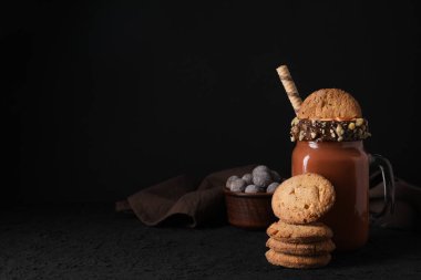 Lezzetli taze yaz tatlısı- çikolatalı milkshake, yazı için yer