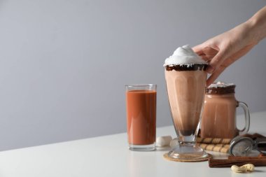 Lezzetli taze yaz tatlısı- çikolatalı milkshake, yazı için yer