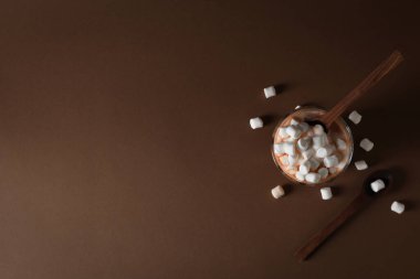 Lezzetli taze yaz tatlısı- çikolatalı milkshake, yazı için yer