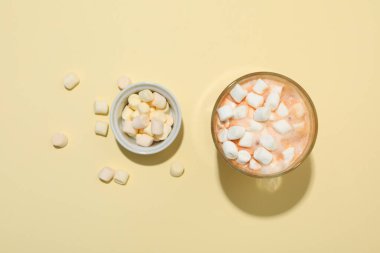 Lezzetli taze yaz tatlısı. Çikolatalı milkshake, en iyi manzara.