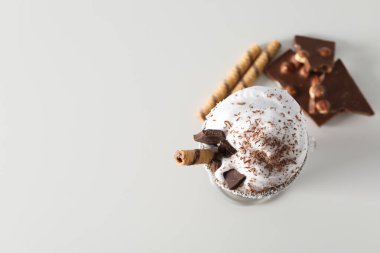 Lezzetli taze yaz tatlısı- çikolatalı milkshake, yazı için yer