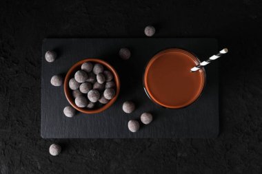 Lezzetli taze yaz tatlısı. Çikolatalı milkshake, en iyi manzara.