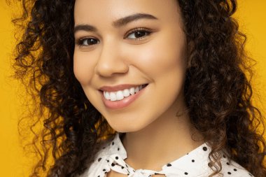 Sarı arka plandaki genç bayan, yaklaşın.