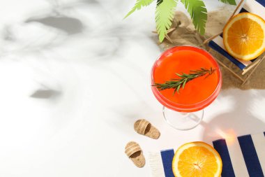 İçkiler, ferahlatıcı yaz içeceği, yaz havası konsepti.