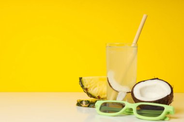 İçkiler, ferahlatıcı yaz içeceği, yaz havası konsepti.