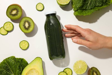Yeşil detoks smoothie, sağlıklı beslenme ve sağlıklı yaşam tarzı kavramı
