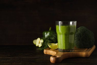 Yeşil detoks smoothie, sağlıklı beslenme ve sağlıklı yaşam tarzı kavramı