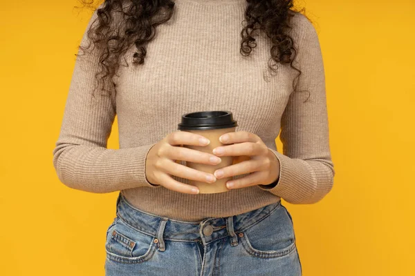 Молодая Женщина Чашкой Кофе Желтом Фоне — стоковое фото