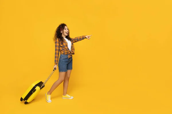 Sarı Arka Planda Bavulu Olan Genç Bir Kadın — Stok fotoğraf