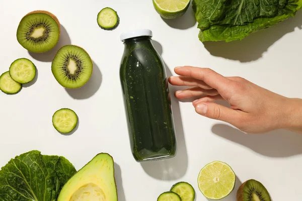 Yeşil detoks smoothie, sağlıklı beslenme ve sağlıklı yaşam tarzı kavramı