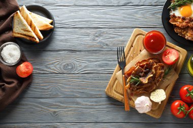 Kızarmış domuz pastırması ve yumurta. Lezzetli kahvaltı.